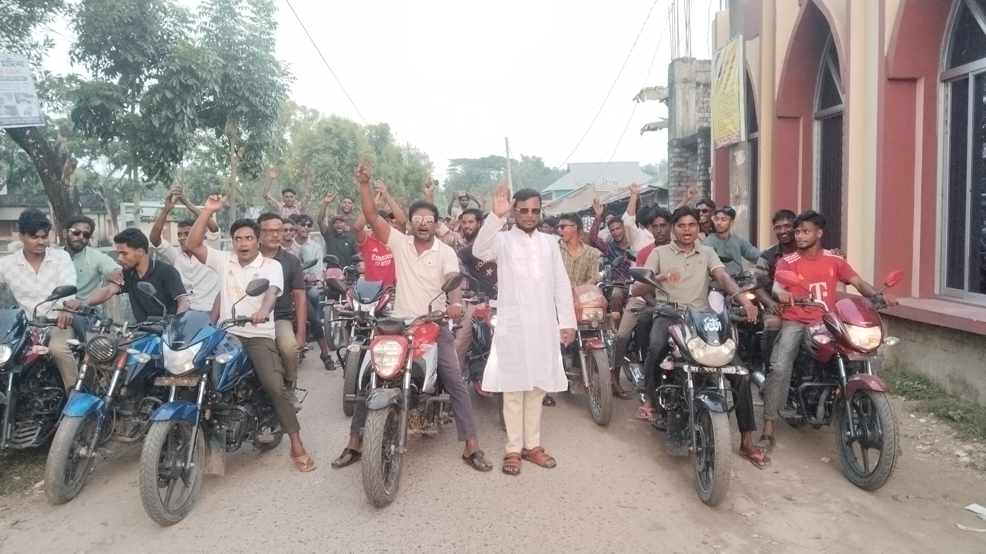 ইউপি চেয়ারম্যান প্রার্থী রনির নেতৃত্বে দুই শতাধিক মোটরসাইকেলের শোডাউন