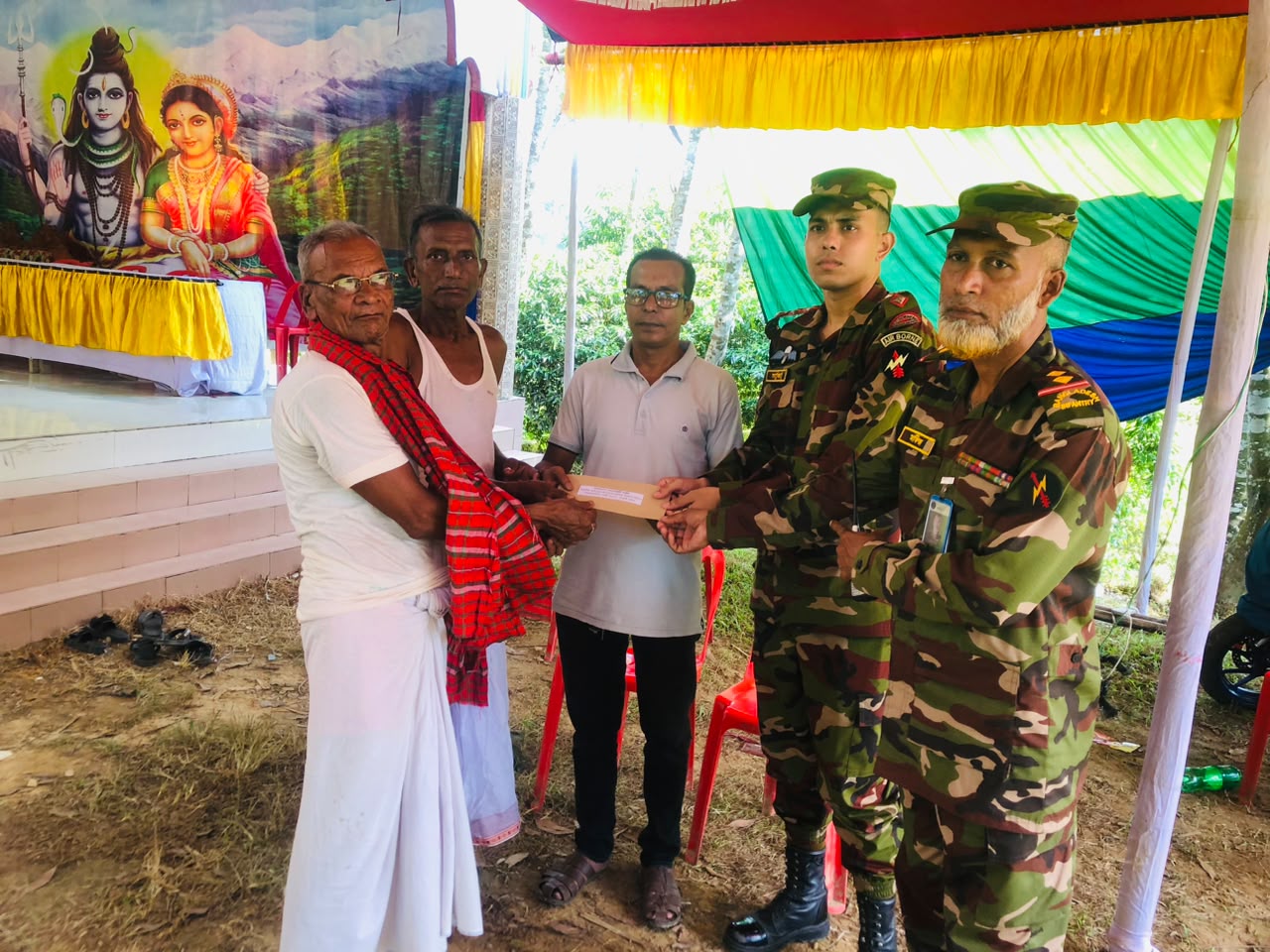 বাঙ্গালহালিয়ার দুর্গাপূজায় সেনাক্যাম্পের আর্থিক সহায়তা প্রদান