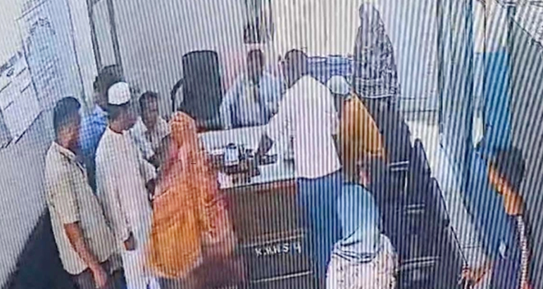 শিক্ষিকাকে থাপ্পড় মারলেন নেতা, ভিডিও ভাইরাল