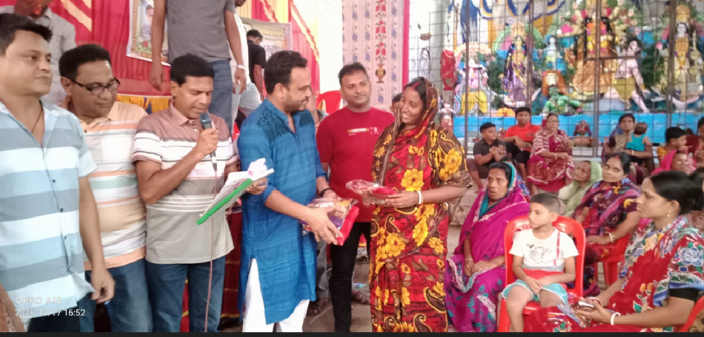 কলারোয়ায় পূজামণ্ডপে শাড়ি বিতরণ করলেন জেলা যুবদল নেতা চন্দন